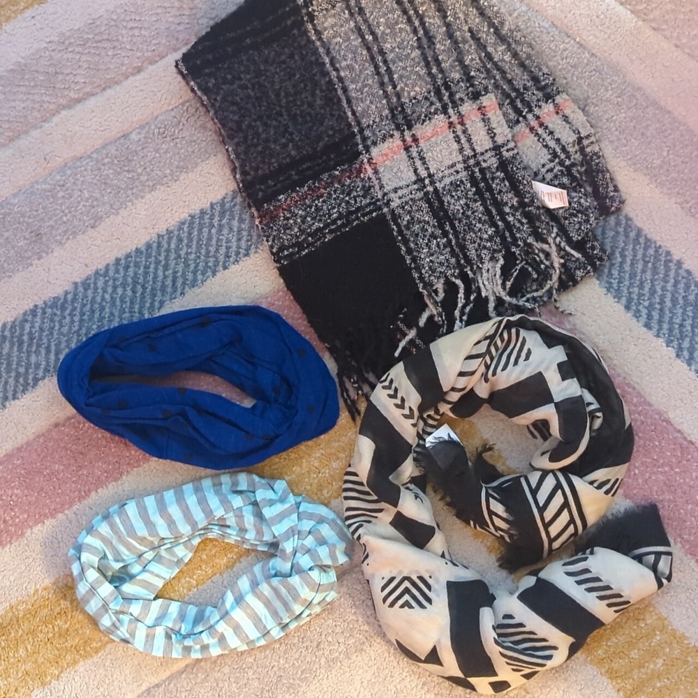 5/$25🌻 4 scarves